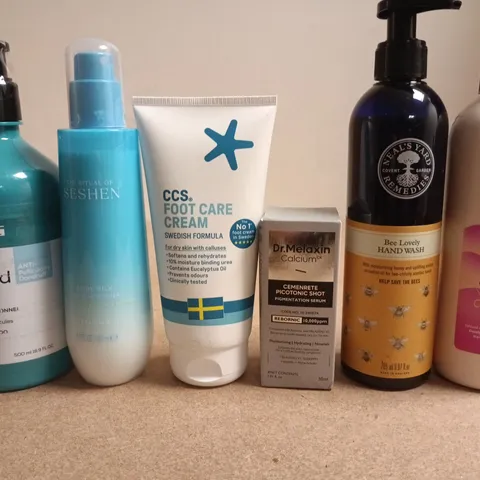 APPROXIMATELY 15 ASSORTED HEALTH & BEAUTY PRODUCTS TO INCLUDE AUSSIE , NEALS YARD AND DR.MELAXIN