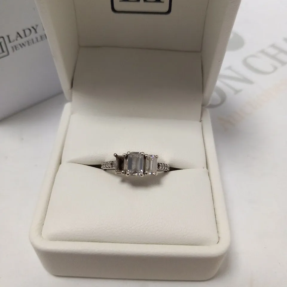 BOXED LADY LYNSEY 9CT GOLD RING