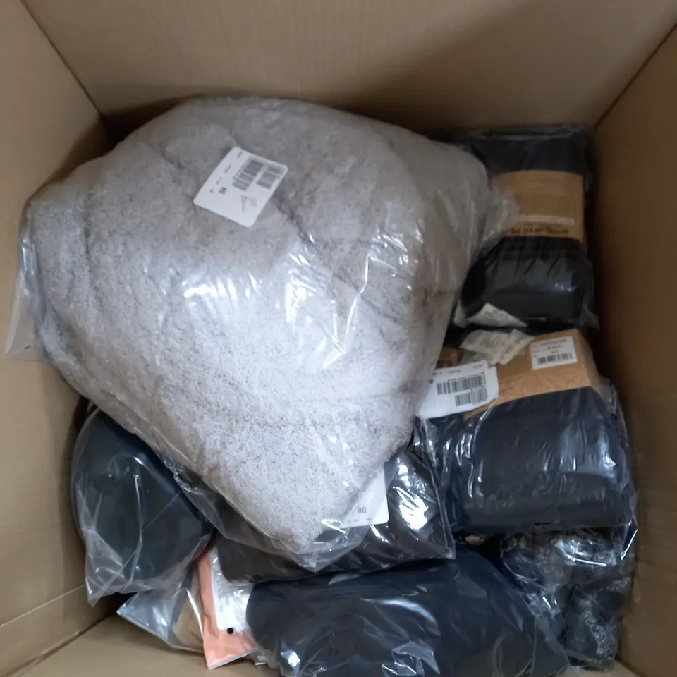 BOX OF ASSORTED CLOTHING ITEMS TO INCLUDE ONESIES - HALF SIP - TOPS AND LEGGINGS / COLLECTION ONLY 
