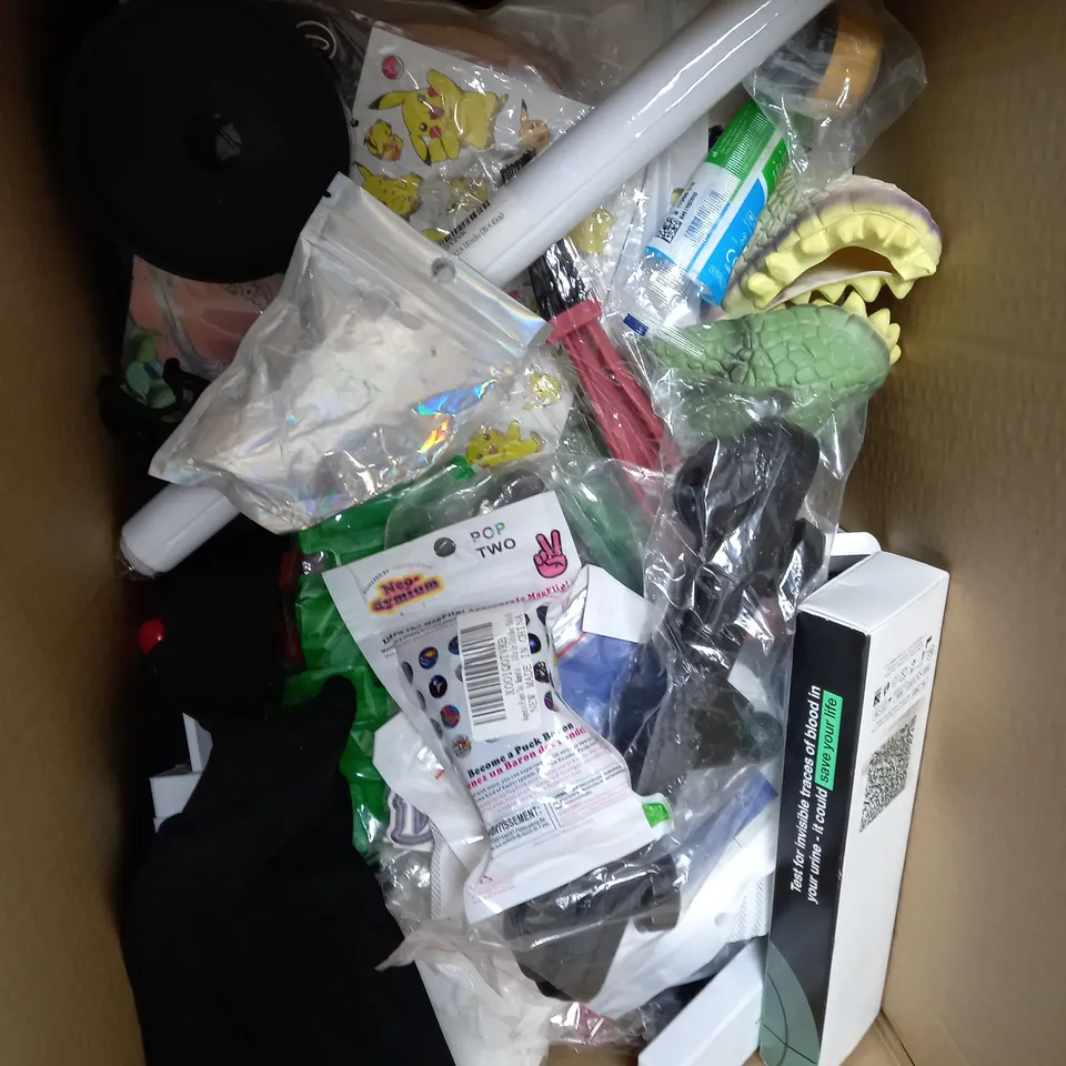 LOT IF ASSORTED ITEMS TO INCLUDE - SILICONE REMOVER / COSTUME JEWRY / BIKE CHAIN CLEANING BRUSH   