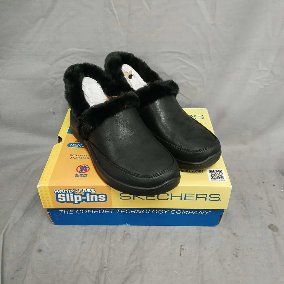 BOXED PAIR OF SKECHERS COZY ESCAPE SLIP-INS SLIPPERS IN BLACK SIZE 4