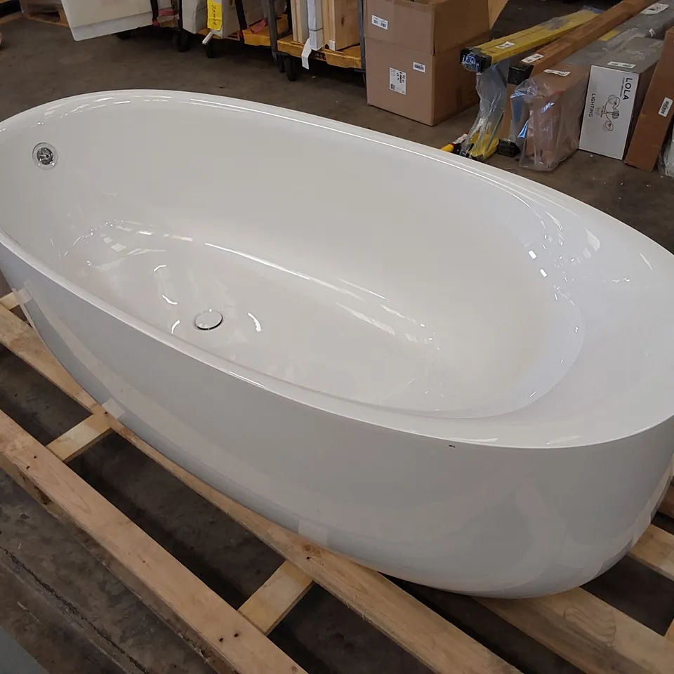 DESIGNER BATH IN WHITE WITH CLICK WASTE