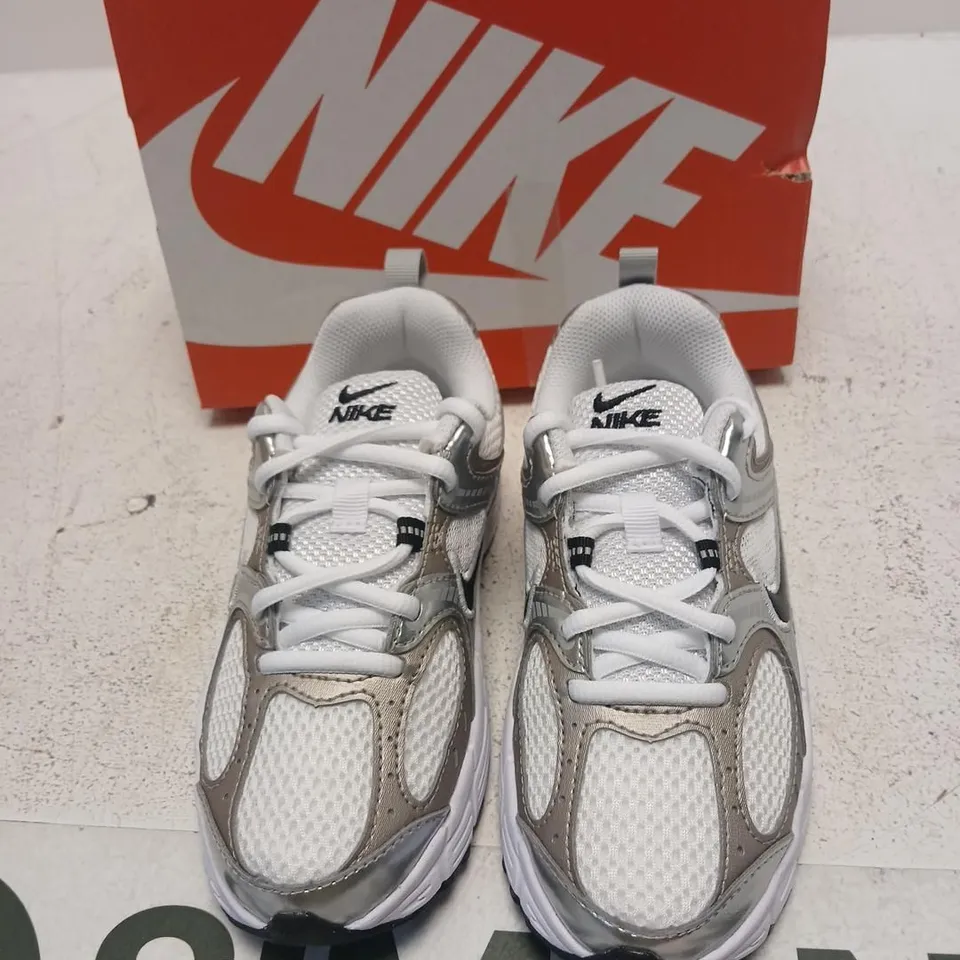NIKE V5 RNR LACE PS – KIDS TRAINERS, WHITE/VEIL GREY, BOXED SIZE KIDS 12.5