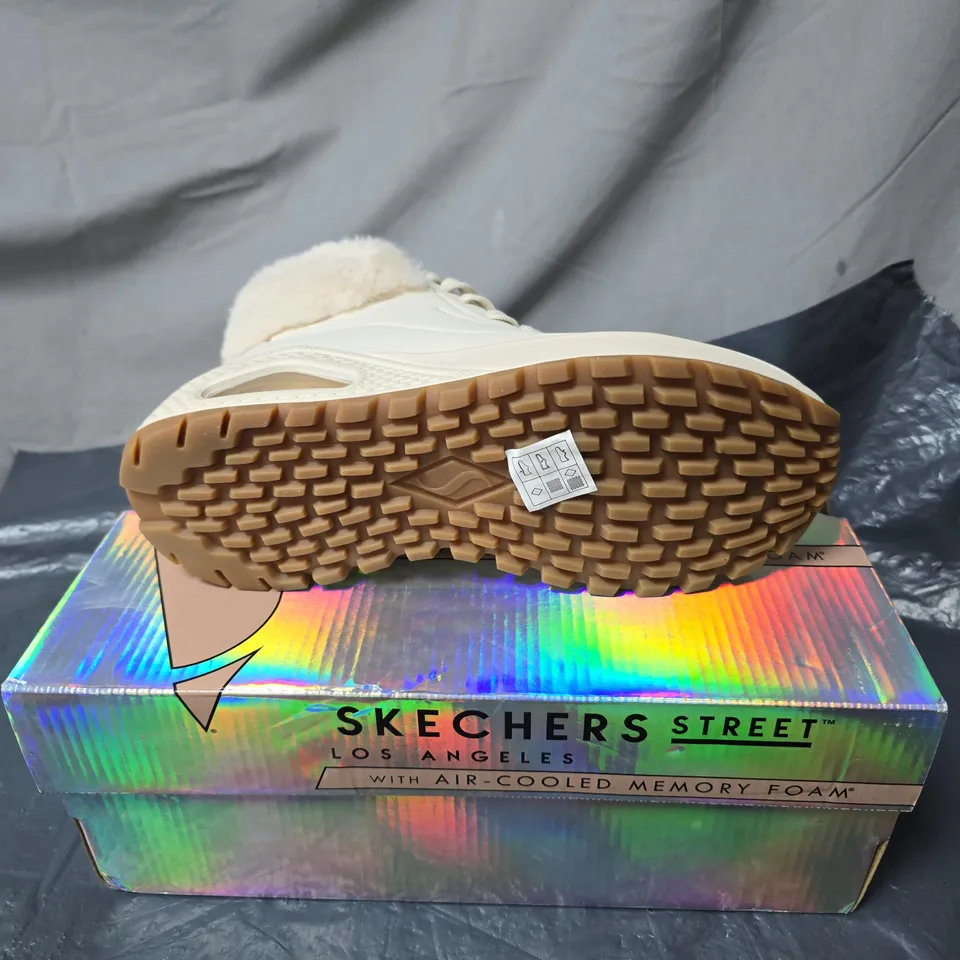 SKECHERS STREET LOS ANGELES WOMEN'S BOOTS – BEIGE FAUX FUR COLLAR SIZE 3.5