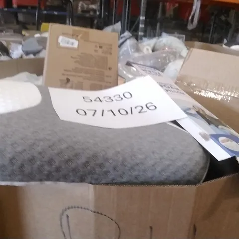 PALLET CONTAINING A LARGE QUANTITY OF PILLOWS