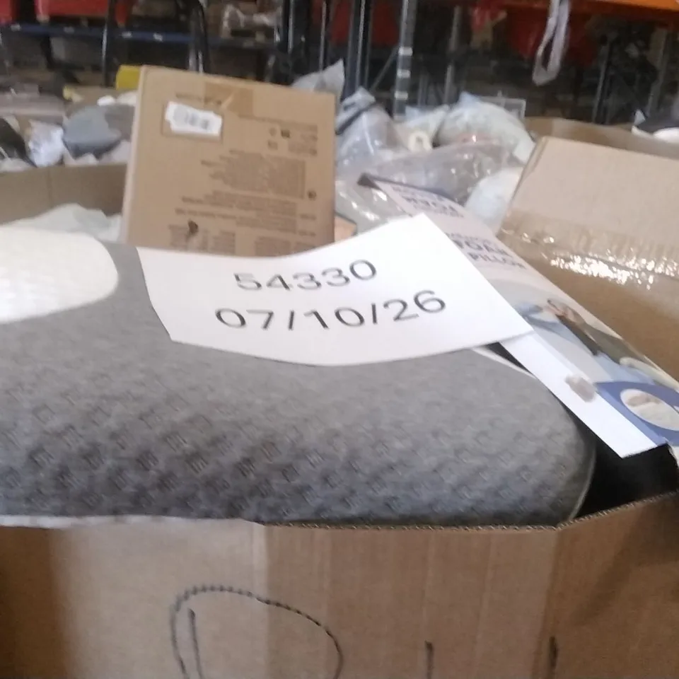 PALLET CONTAINING A LARGE QUANTITY OF PILLOWS