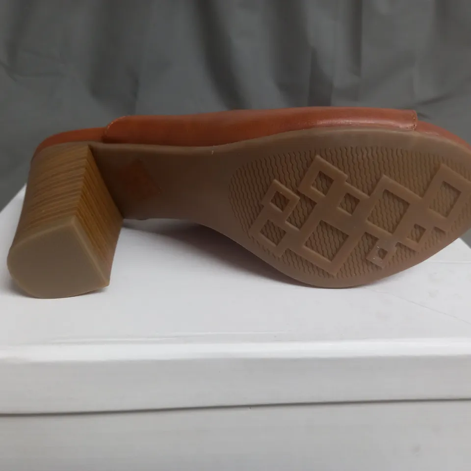 BOX OF APPROXIMATELY 15 PAIRS WHITE MOUNTAIN HELLS IN VARIOUS COLOR AND SIZES 