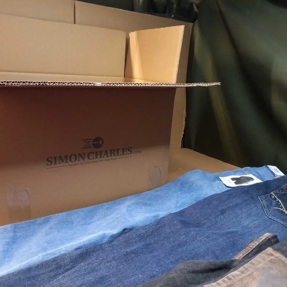 BOX OF APPROX 8 ASSORTED JEANS VARYING IN SIZE/COLOUR/STYLE