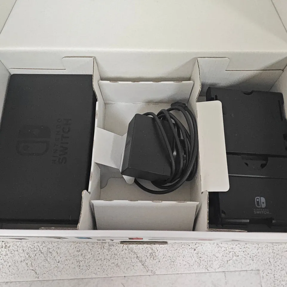 BOXED NINTENDO SWITCH HANDHELD GAMING CONSOLE WITH MARIO OBYSSEY - HAC-001
