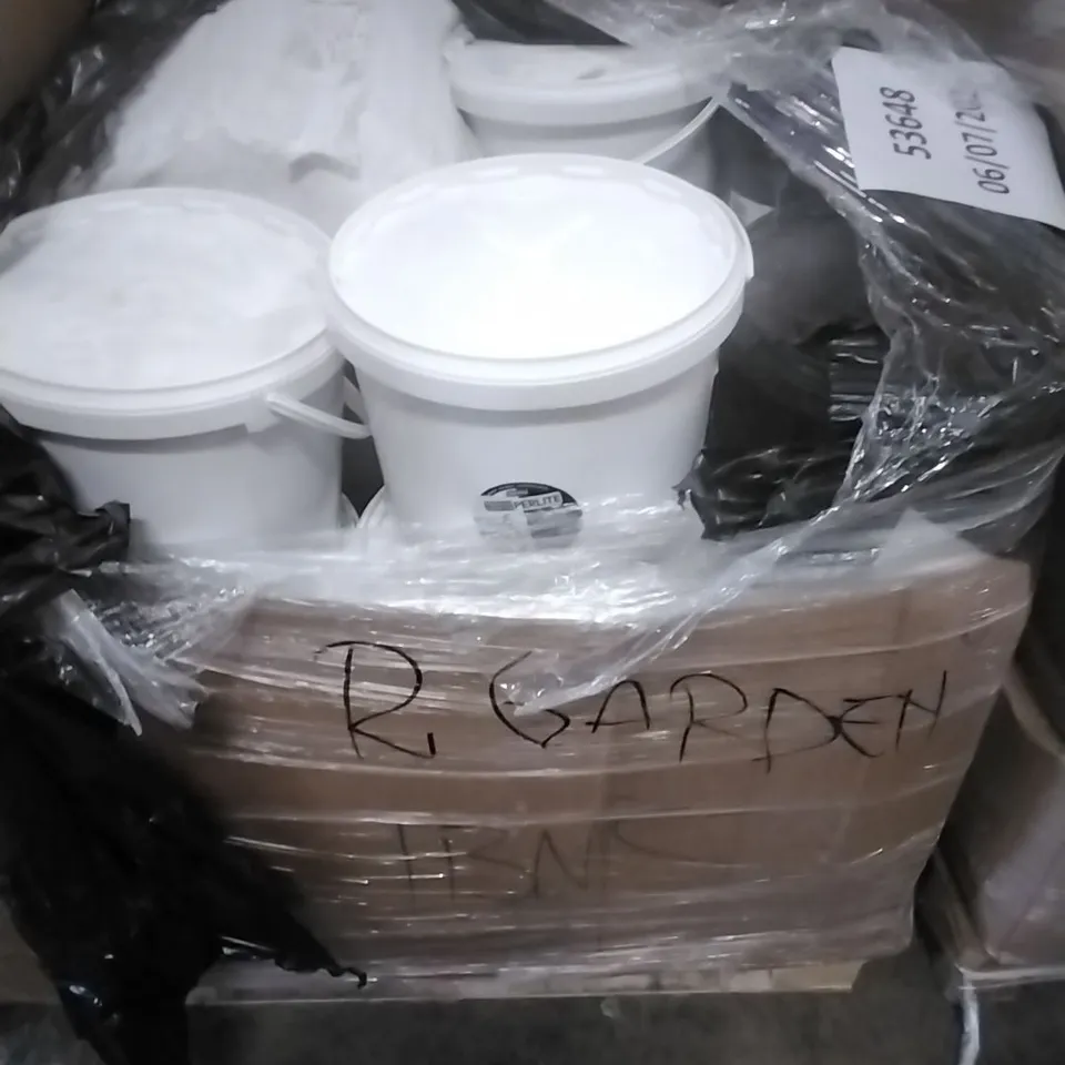 A PALLET CONTAINING A LARGE QUANTITY OF GARDEN PRODUCTS ETC