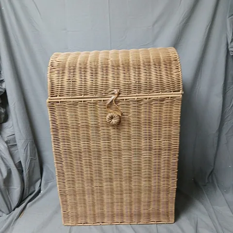 SCALLOP CHEST LAUNDRY BASKET 