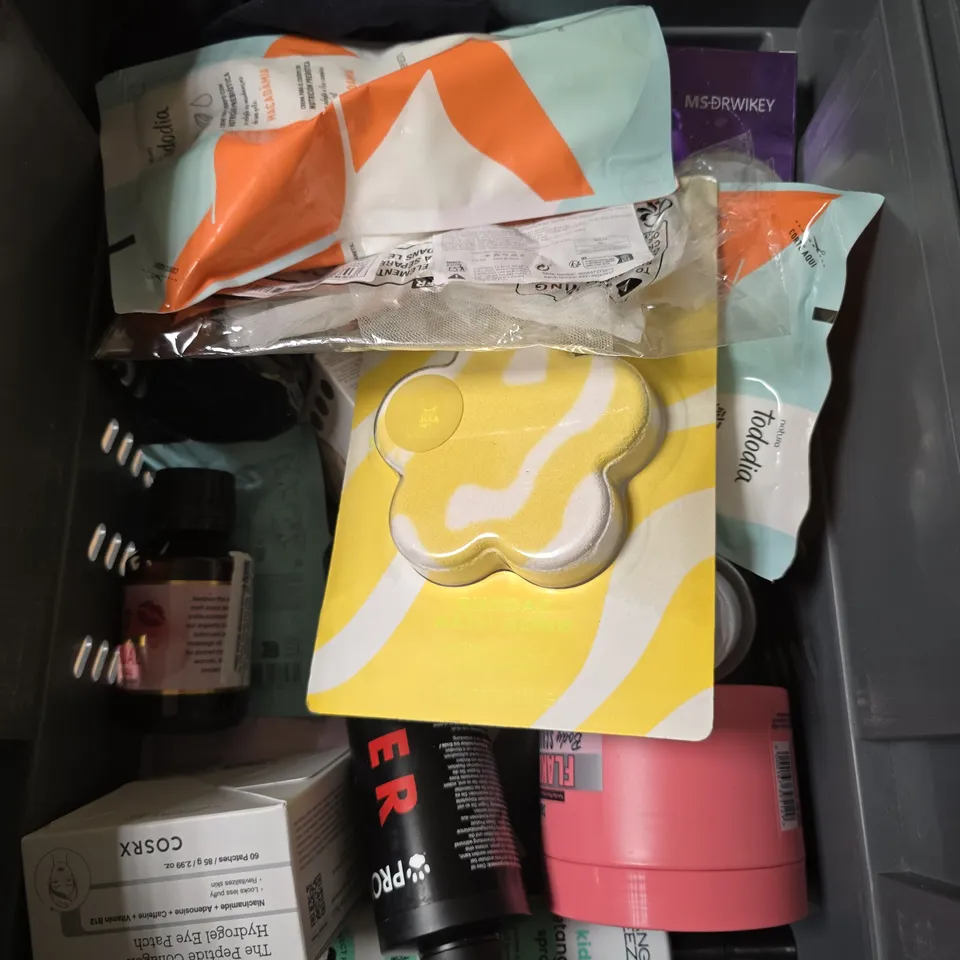 APPROXIMATELY 15 ASSORTED HEALTH & BEAUTY PRODUCTS TO INCLUDE COSRX EYE PATCHES, BODY SCRUB, SUNCREAM ETC