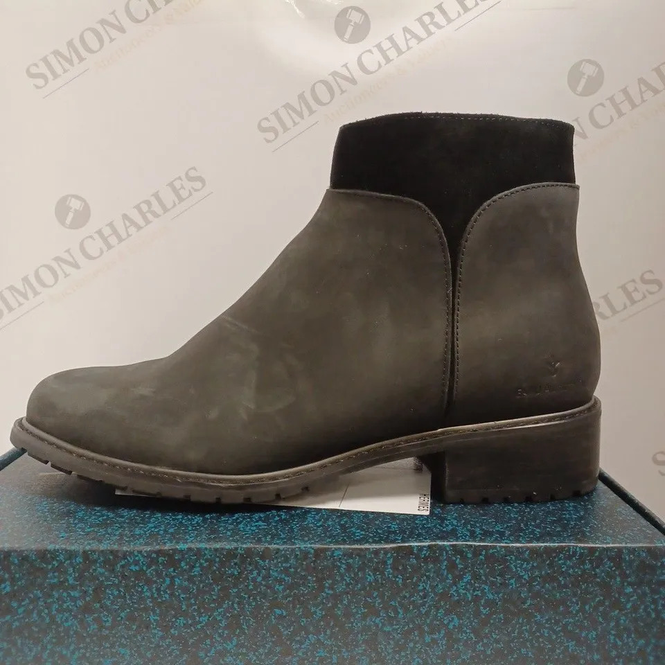 BOXED EMU HAY ANKLE BOOTS, BLACK - SIZE 9