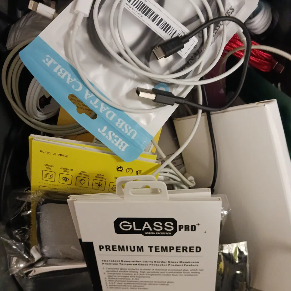 APPROXIMATELY 30 ASSORTED SMARTPHONE/TABLET ACCESSORIES TO INCLUDE SCREEN PROTECTORS, CHARGING CABLES, PROTECTIVE CASES ETC