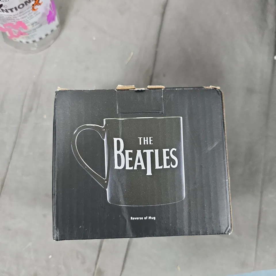 TOTE OF APPROXIMATELY 10 GLASS / CERAMIC ITEMS TO INCLUDE:GLASS BOTTLE AND THE BEATLES MUG