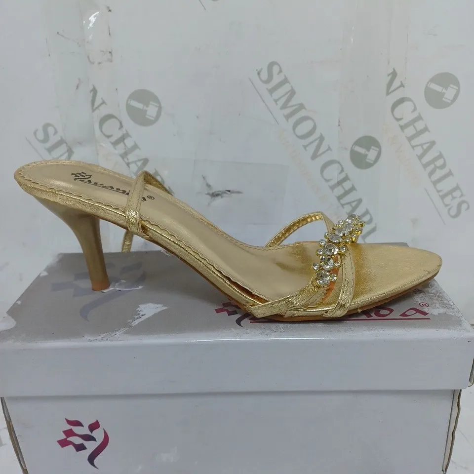BOX OF APPROXIMATELY 30 ASSORTED HEELS TO INCLUDE SILVER, BLACK, GOLD ETC