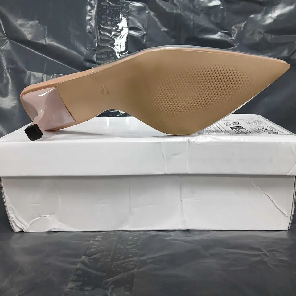BOXED PAIR OF UNBRANDED POINTED TOE HEELED SLINGBACK SANDALS IN CLEAR/NUDE W. JEWEL EFFECT DETAIL SIZE EU 40