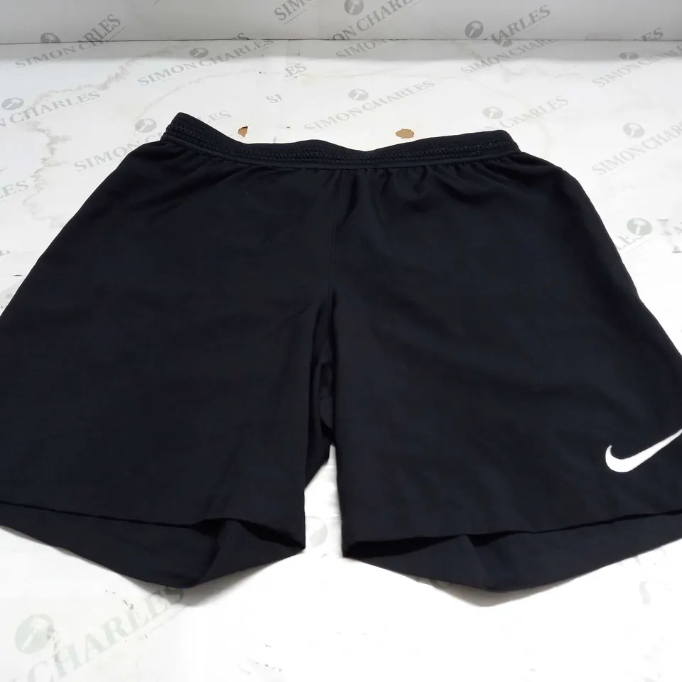 NIKE DRI FIT SHORTS IN BLACK - L