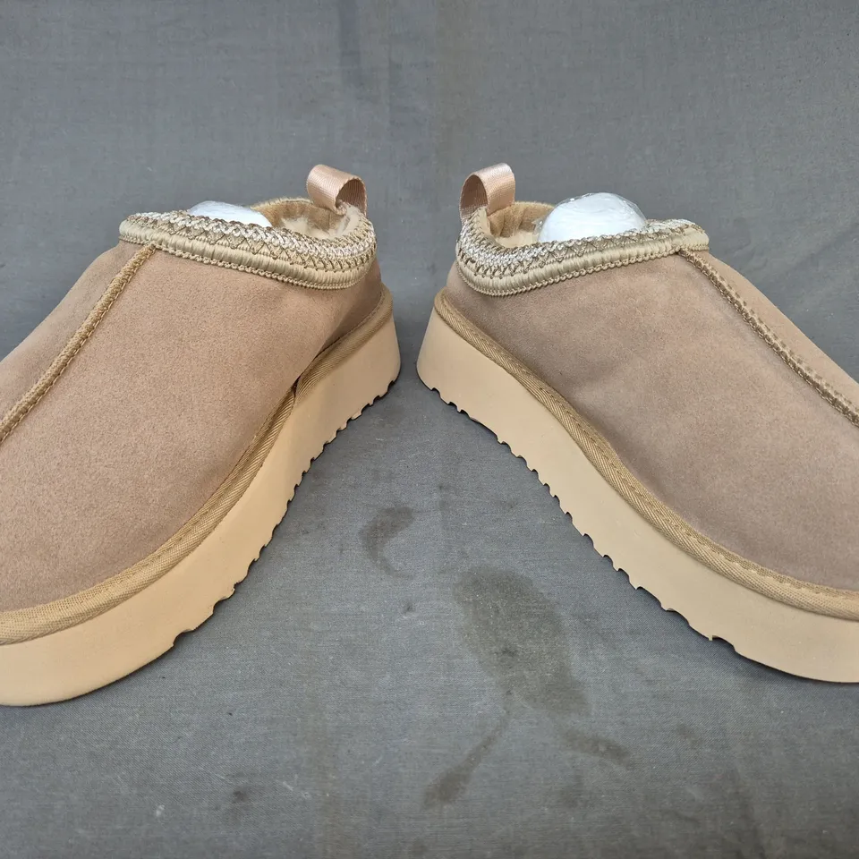 BOXED PAIR OF UGG SHOES IN GREY-PINK UK SIZE 4