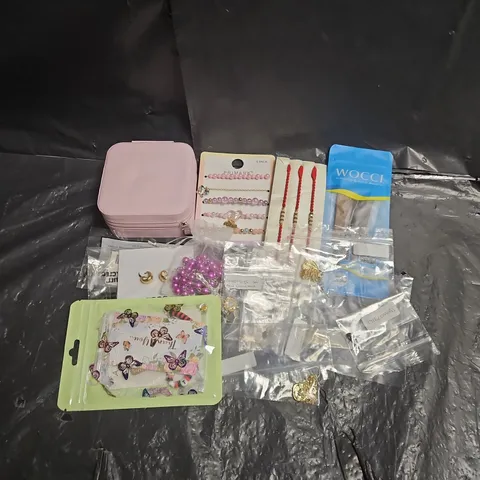 APPROXIMATELY 20 ASSORTED JEWELLERY ITEMS TO INCLUDE - NECKLACES, JEWELLERY BOX, EARRINGS - ETC