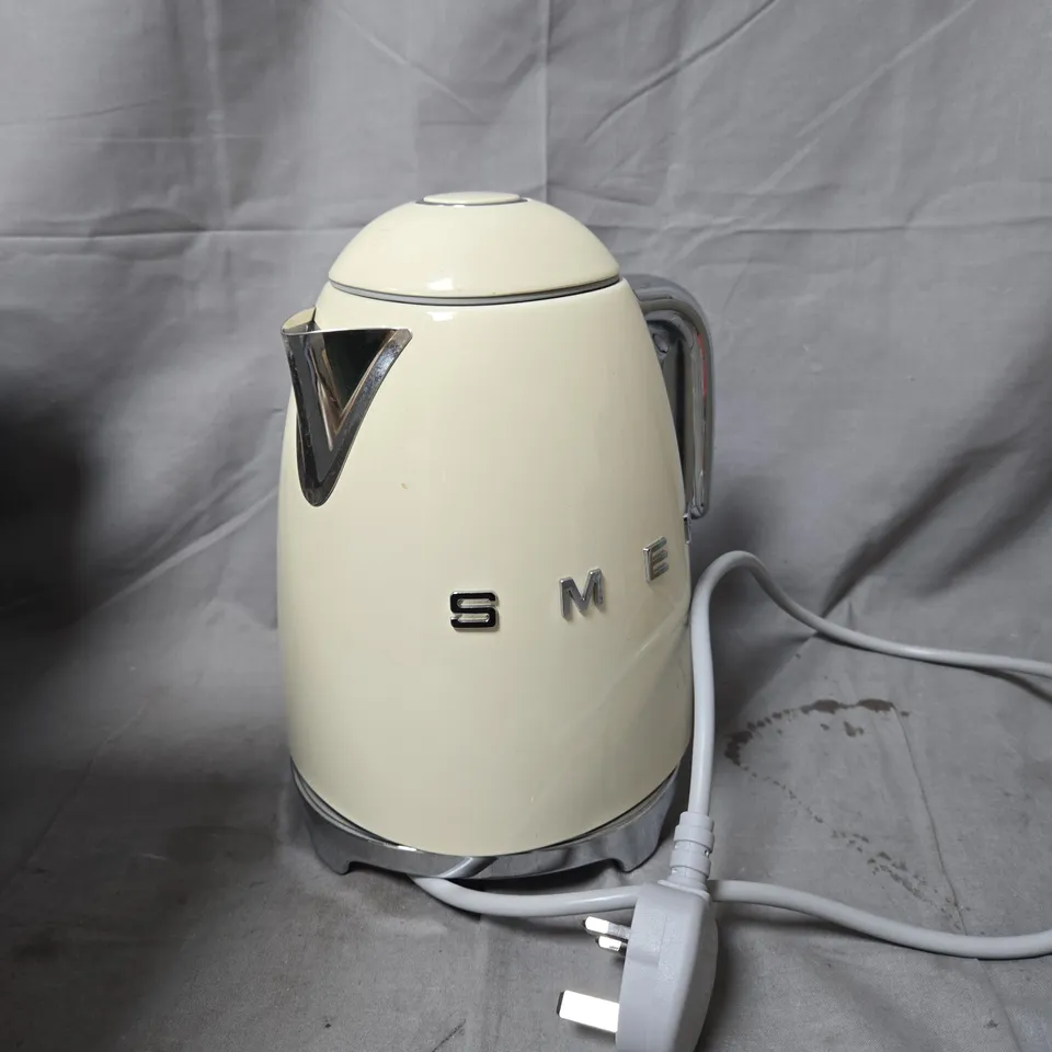 BOXED SMEG CREAM KETTLE