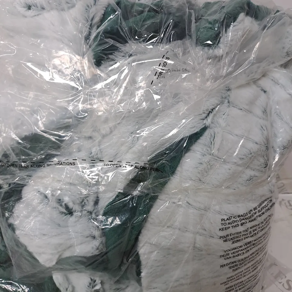COZEE HOME FUR AND VELVET THROW EMERALD 