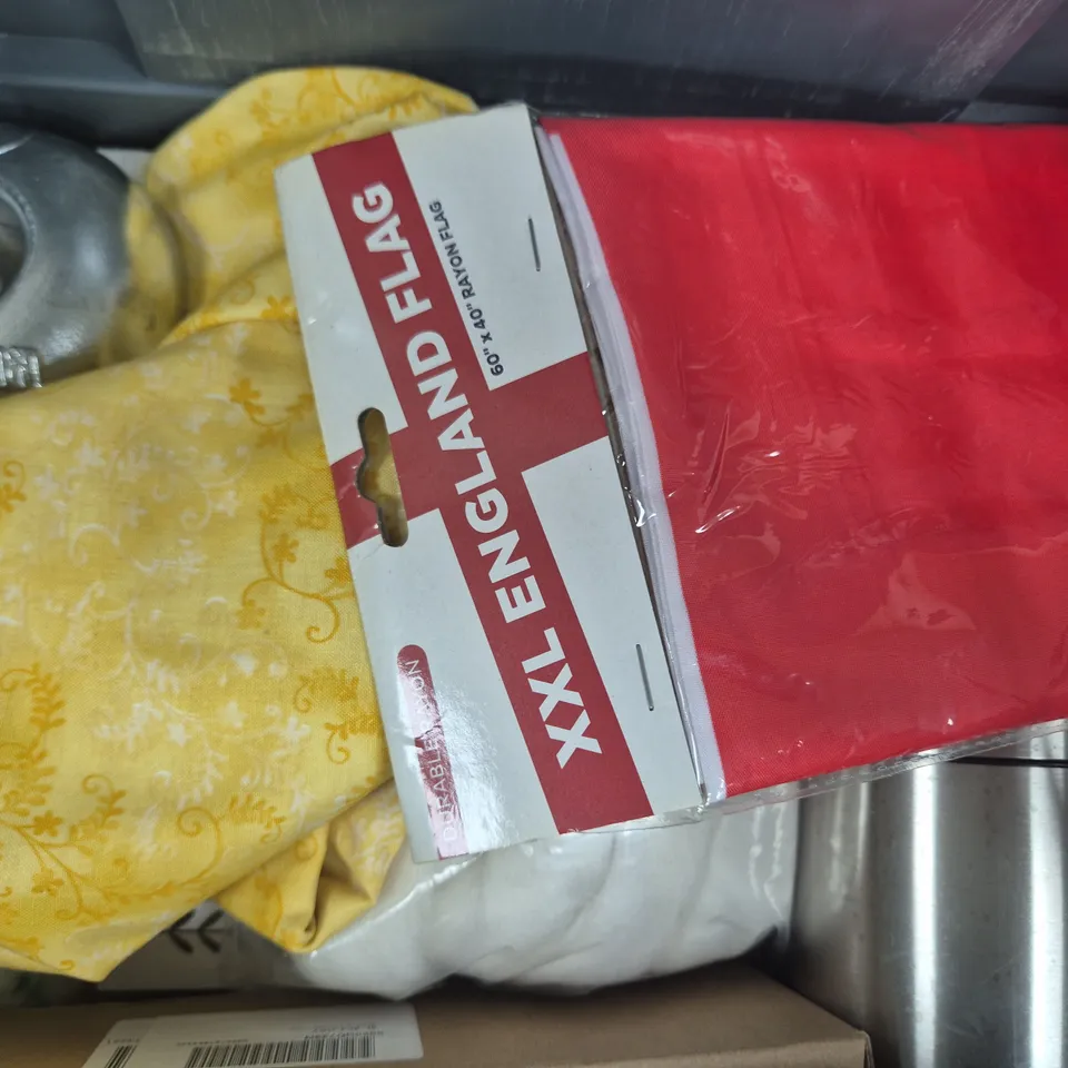 APPROXIMATELY 10 ASSORTED HOUSEHOLD ITEMS TO INCLUDE XXL ENGLAND FLAG, ALICE WHEELER BLACK ATOMIZER, ETC