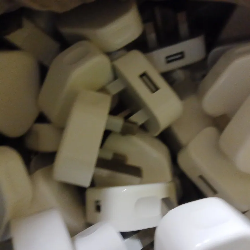 BOX OF A LARGE QUANTITY OF ORIGINAL APPLE 5W PLUGS (APPROX 250)