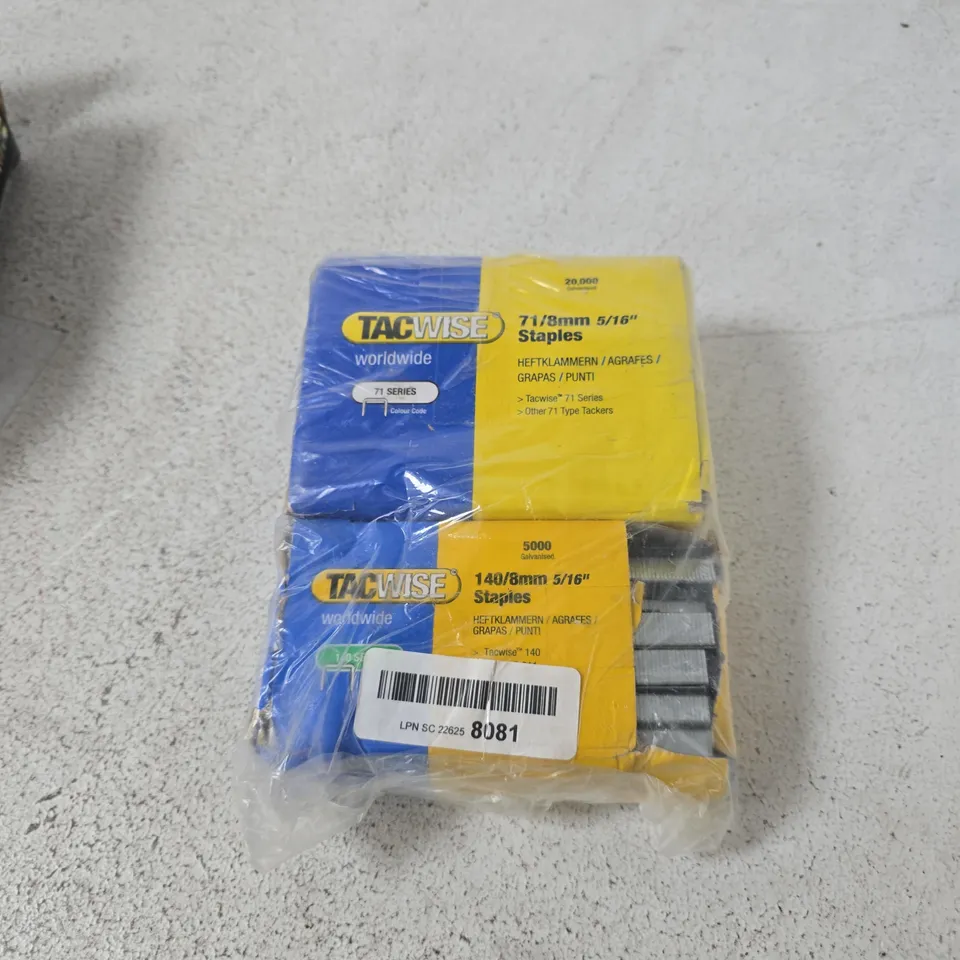 BOX OF APPROXIMATELY 20 ASSORTED HOUSEHOLD ITEMS INCLUDING FAN FLY REPELLER , TACWAISE STAPLES AND WOVEN SHOPPING BAG 