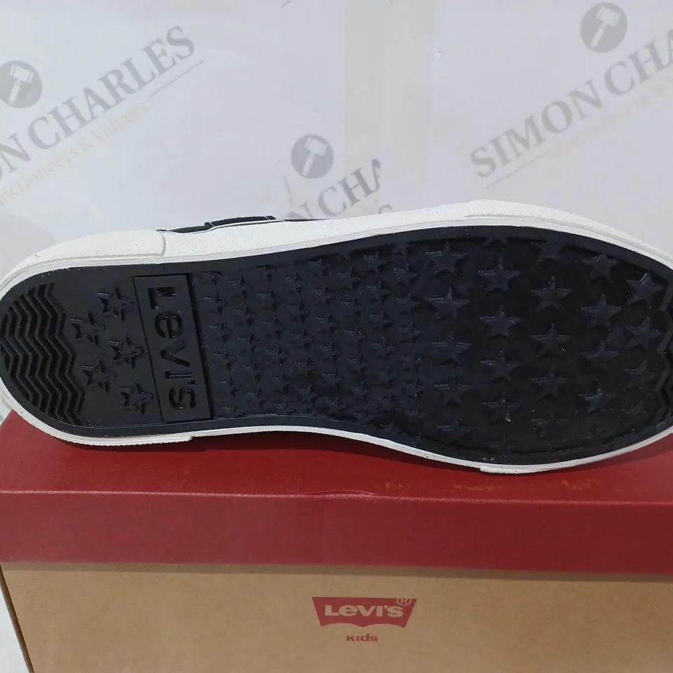 BOXED LEVIS PHILLY CANVAS LOW JUNIOR TRAINERS - 5