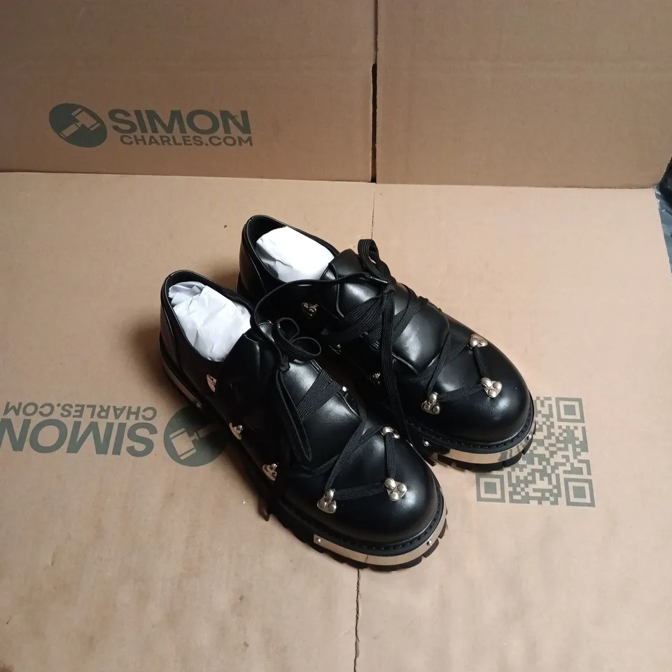 KOI HIDDEN IN SOLITUDE BLACK LEATHER BOOTS – UK 10