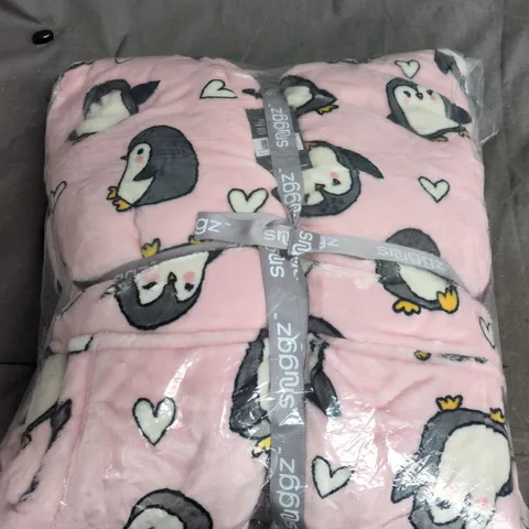 PINK BABY BLANKET WITH PENGUIN PATTERN