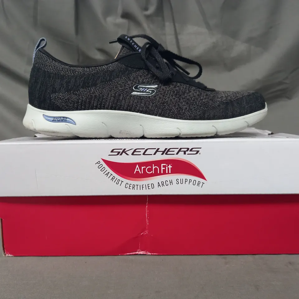 BOXED PAIR OF SKECHERS ARCH FIT TRAINERS IN BLACK SIZE 3.5