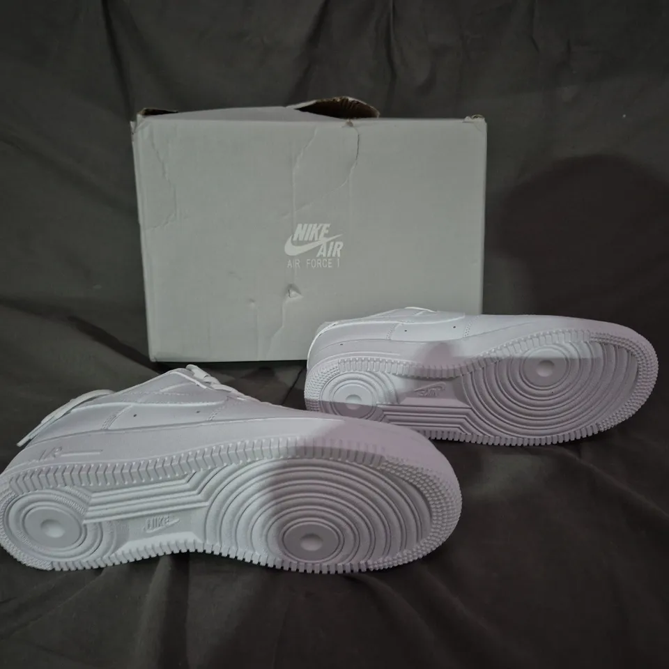 BOXED PAIR OF NIKE AIR FORCE 1 WHITE UK 7 