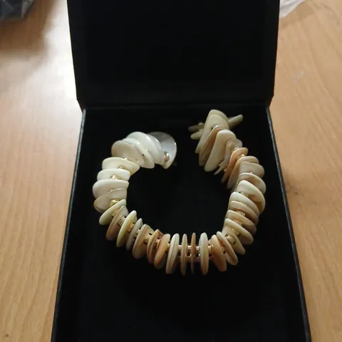 MALIKA SHELL BRACELET 