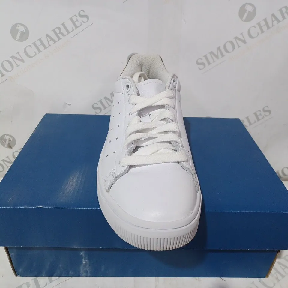 BOXED PAIR OF K-SWISS COURT FRASCO II WOMENS TRAINERS IN WHITE - SIZE 5