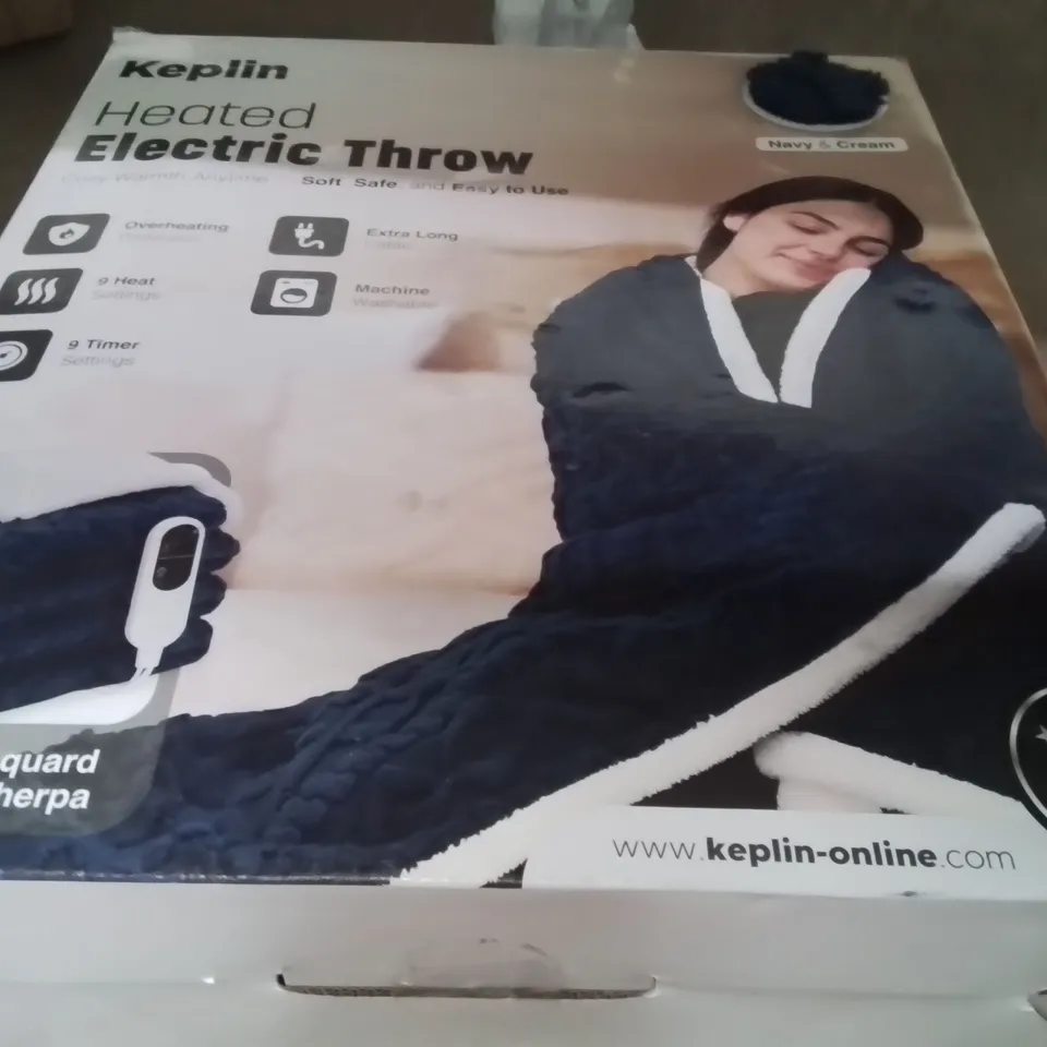 BOXED KEPLIN HEATED ELECTRIC THROW NAVY&CREAM