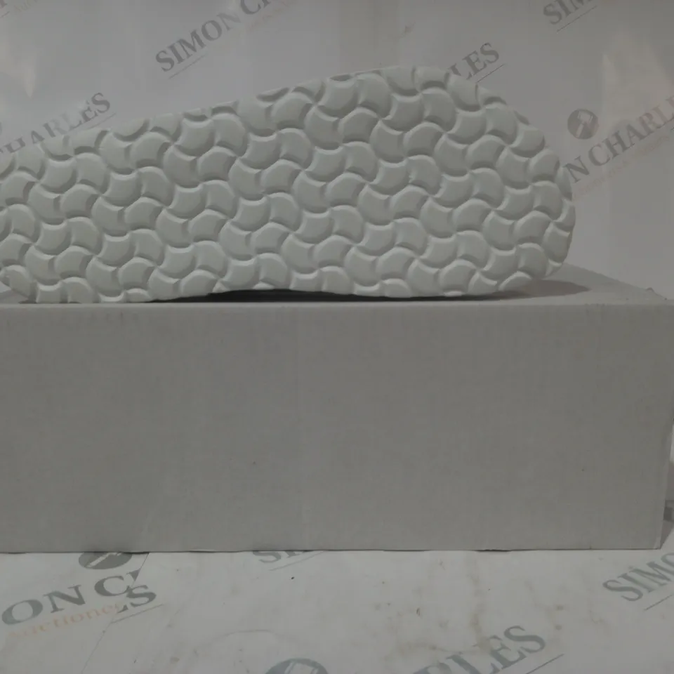 BOXED PAIR OF BONOVA OPEN TOE SANDALS IN LIGHT BLUE SIZE 8
