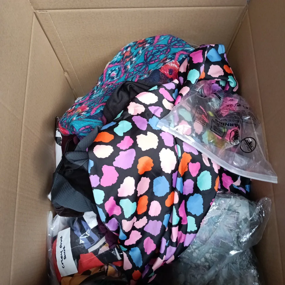 BOX OF APPROXIMATELY 15 ASSORTED CLOTHING ITEMS IN VARIOUS SIZES, STYLES AND COLOURS