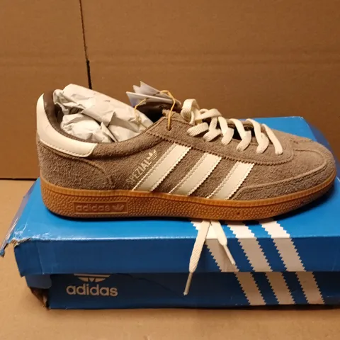 BOXED PAIR OF ADIDAS HANDBALL SPEZIAL WOMENS TRAINERS IN BROWN - UK 5
