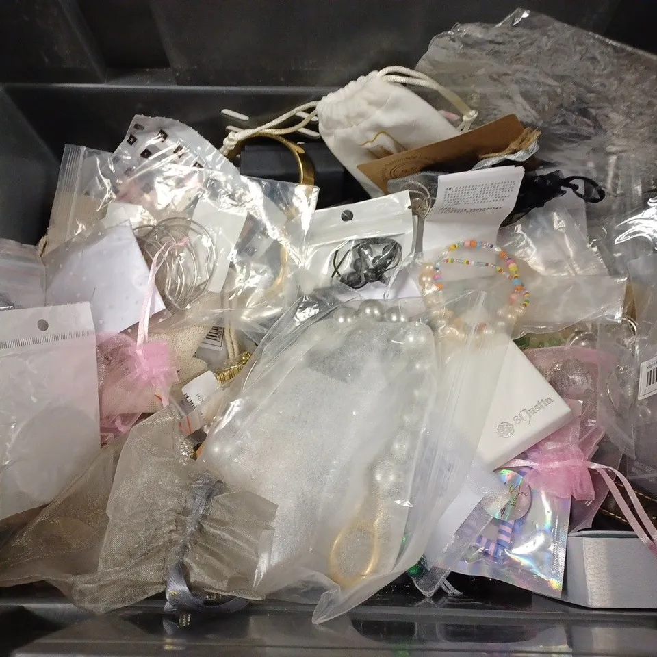 BOX TO CONTAIN APPROX. 25 X ASSORTED ITEMS OF JEWELLERY. INCLUDES EARRINGS, NECKLACES, BRACELETS ETC. BRANDS VARY 