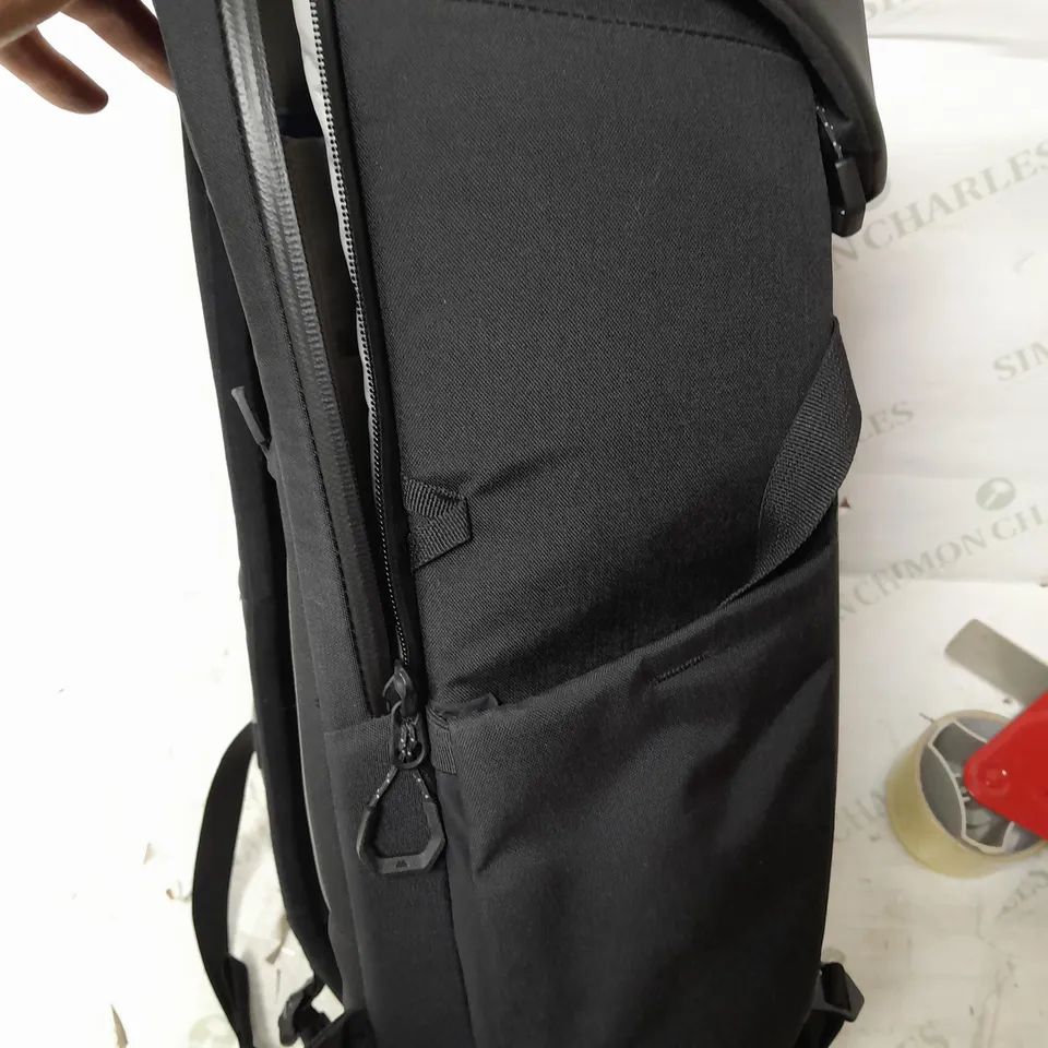 MOSS LARGE BLACK LEATHER RUCKSACK 