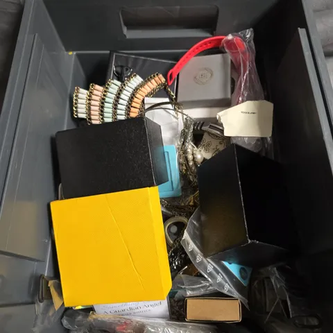 APPROXIMATELY 10 ASSORTED JEWELLERY ITEMS TO INCLUDE - NECKLACE ,WATCH , EARRINGS ETC