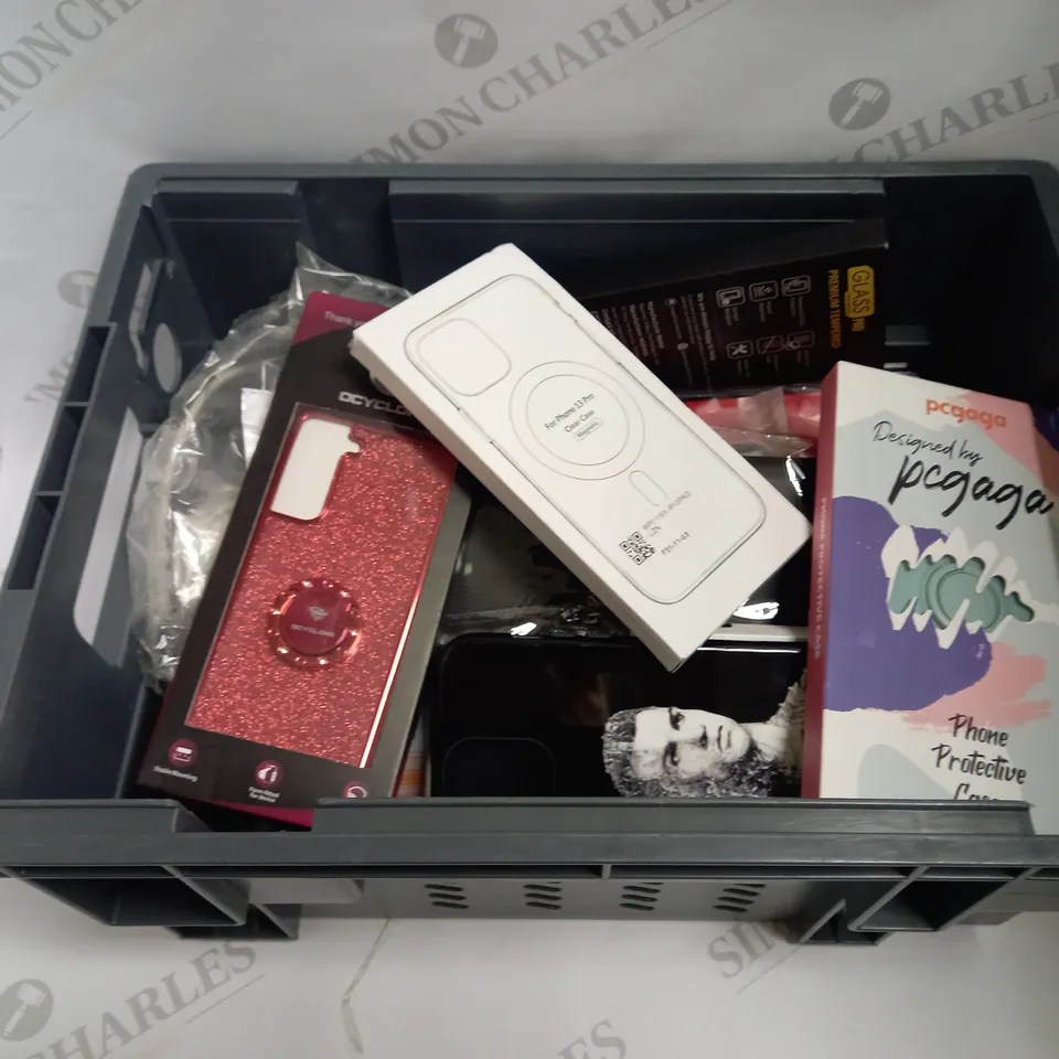 LOT OF APPROXIMATELY 15 PHONE ACCESSORIES AND ELECTRICALS TO INCLUDE TEMPERED GLASS SCREEN PROTECTORS, POWER BANKS, TABLET CASES, ETC