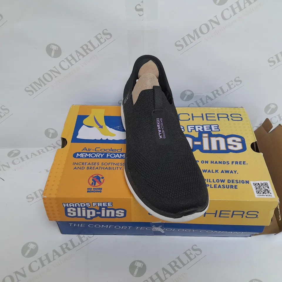 BOXED PAIR OF SKECHERS SLIP ON TRAINERS IN BLACK SIZE 3