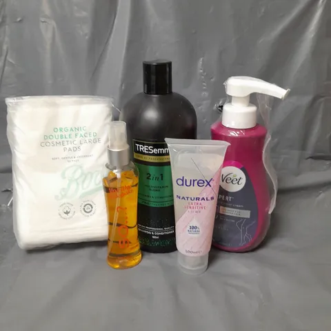 APPROXIMATELY 20 ASSORTED COSMETICS PRODUCTS TO INCLUDE - SO...? FRAGRANCE SPRAY - TRESEMME 2-IN1 SHAMPOO - DUREX NATURALS LUBE - ETC
