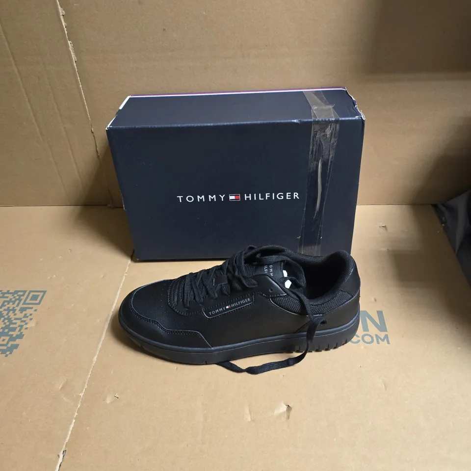 BOXED TOMMY HILFIGER BLACK TRAINERS - UK SIZE 8 