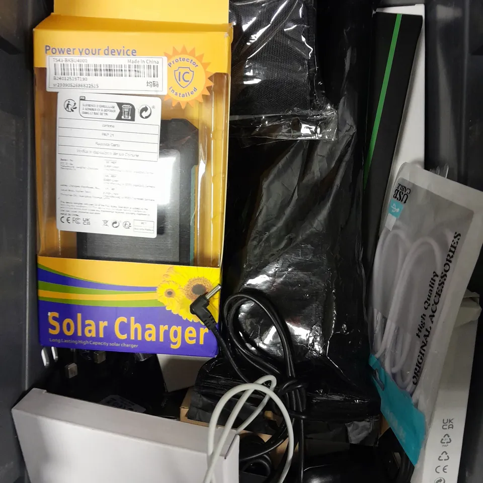 APPROXIMATELY 25 ASSORTED SMARTPHONE/TABLET ACCESSORIES TO INCLUDE WIRELESS CHARGERS, POWER BANKS, PORTABLE SPEAKER ETC 
