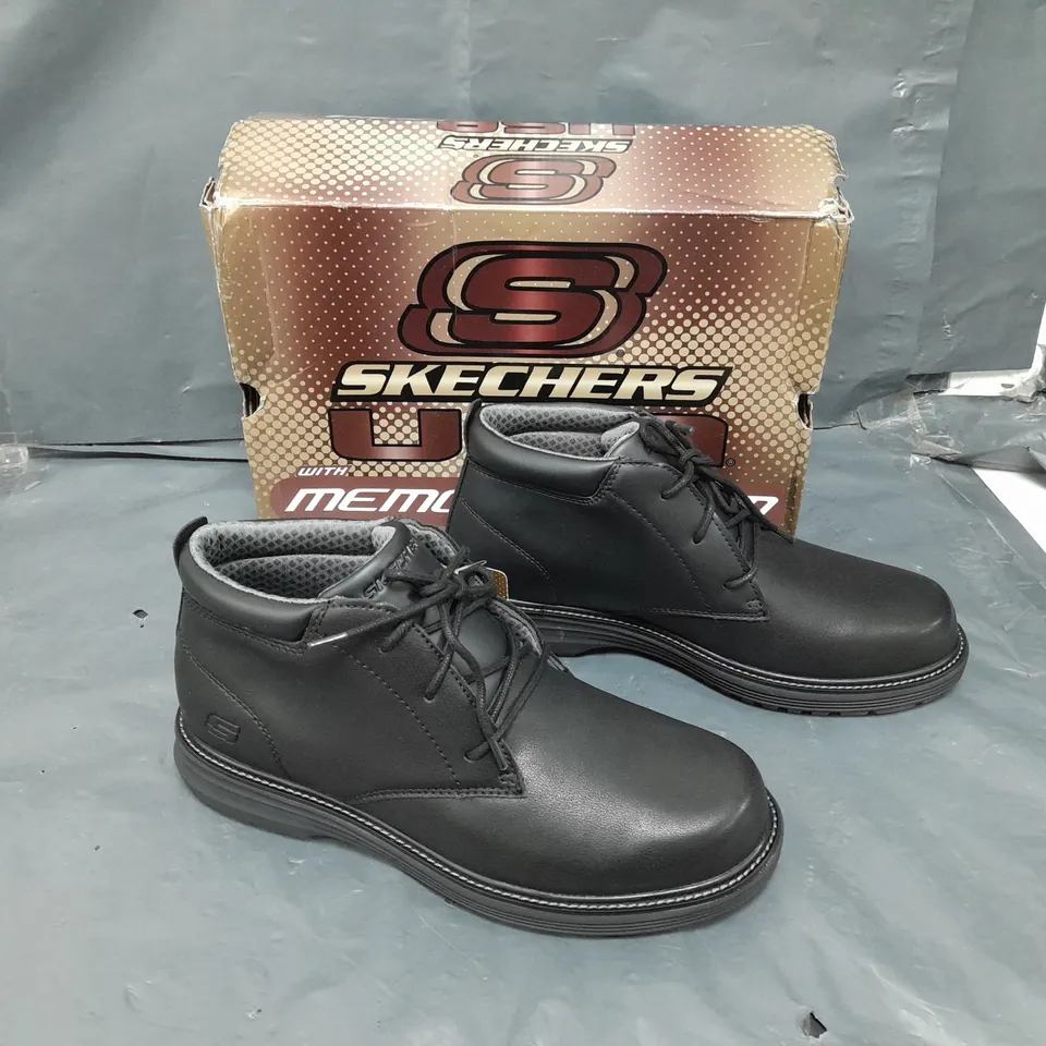 BOXED PAIR OF SKETCHERS BLACK CLASSIC FIT BOOT - UK 9 