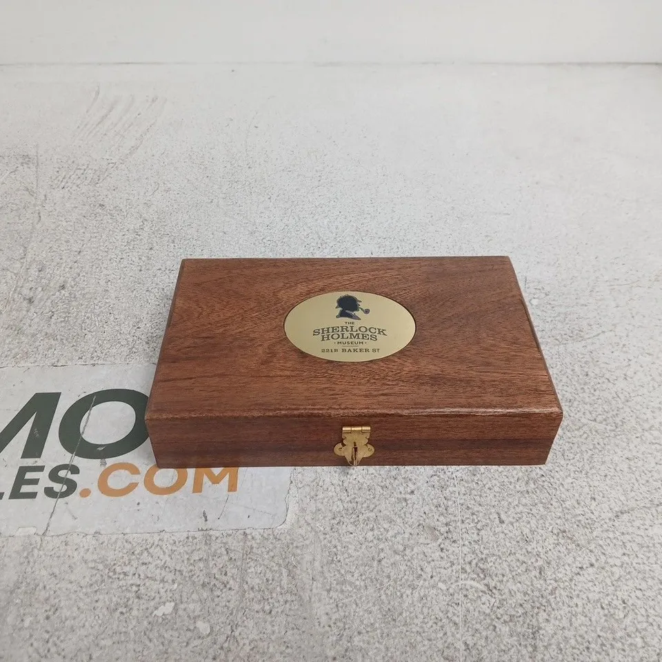 THE SHERLOCK HOLMES MUSEUM WOODEN PRESENTATION BOX WITH MAGNIFIER & LETTER OPENER